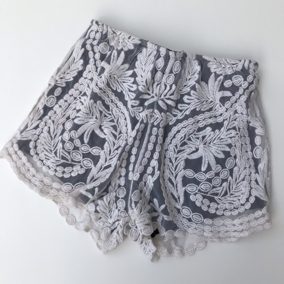 Banana USA White & Black Lace Shorts / Size Small / Lined & Elastic Waistband - Picture 3 of 5